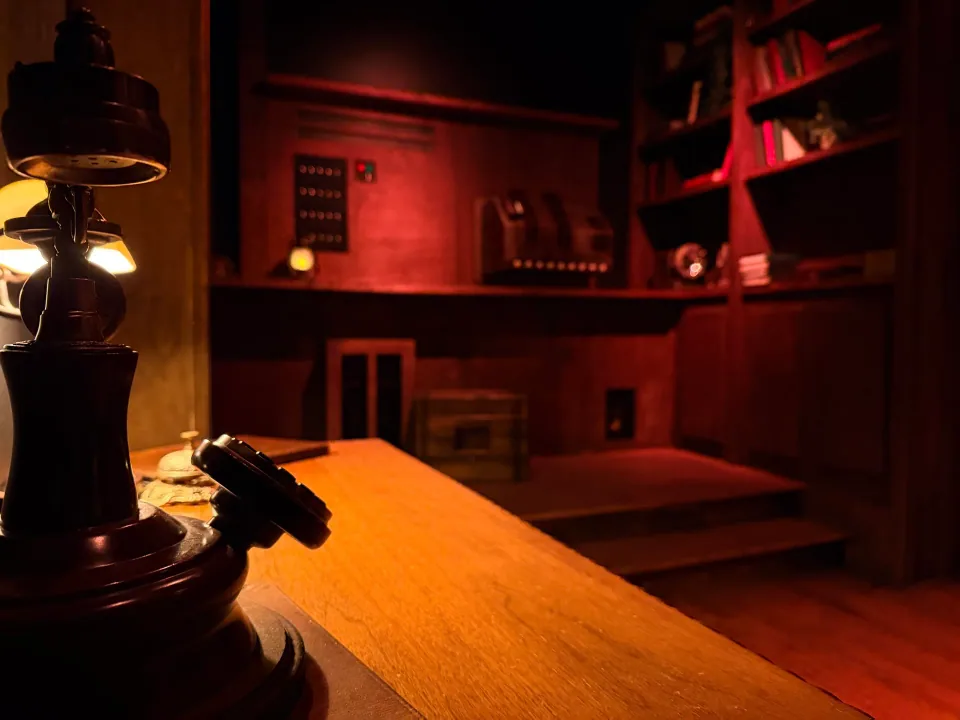 Warm light and detailed scenery inside Nikola Tesla